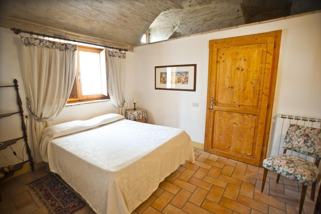 Casa Castellina Pensionat Foligno Rum bild